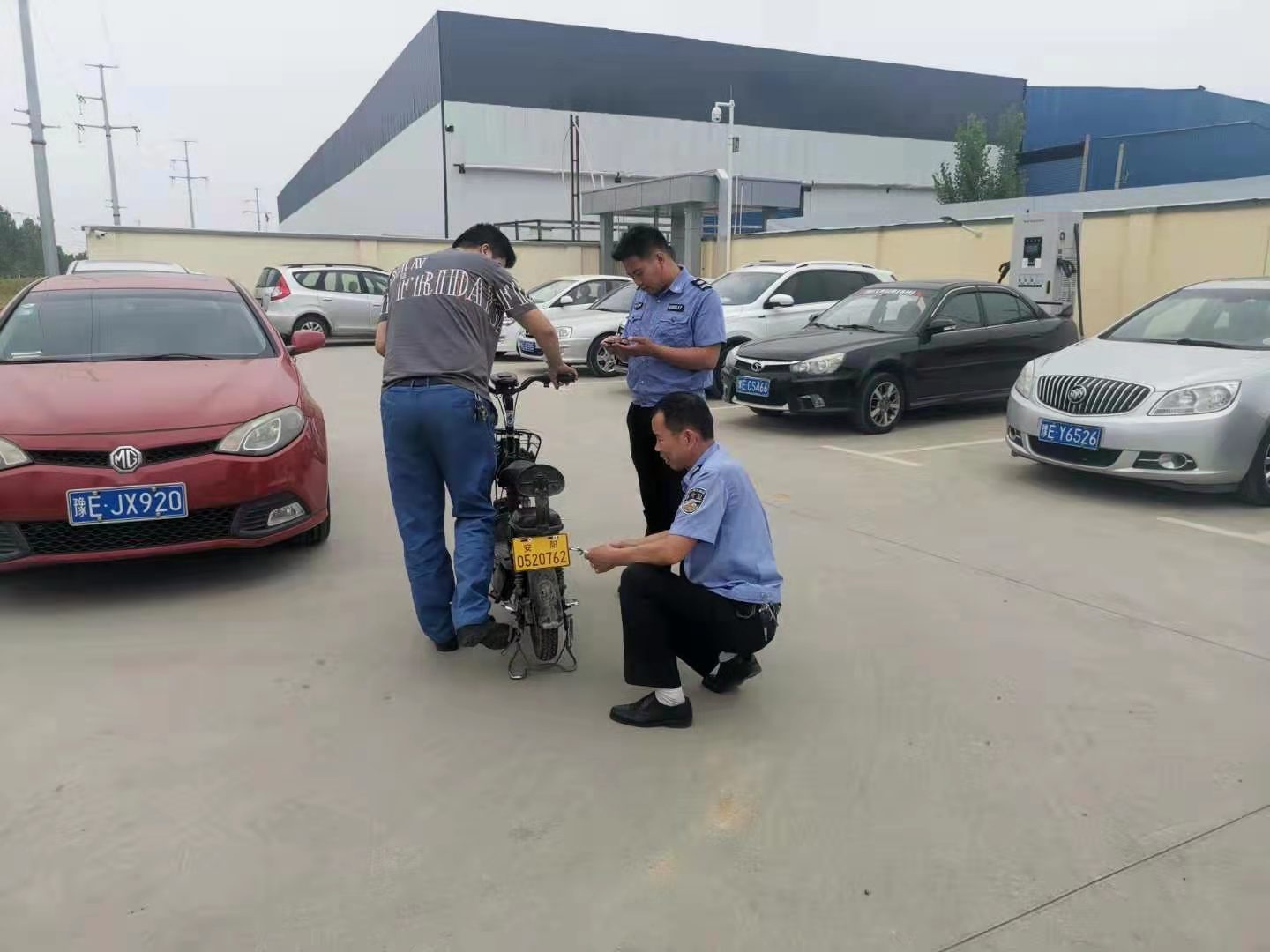 我為群眾辦實事︱太貼心了！公司門口就可以辦理電動車上牌