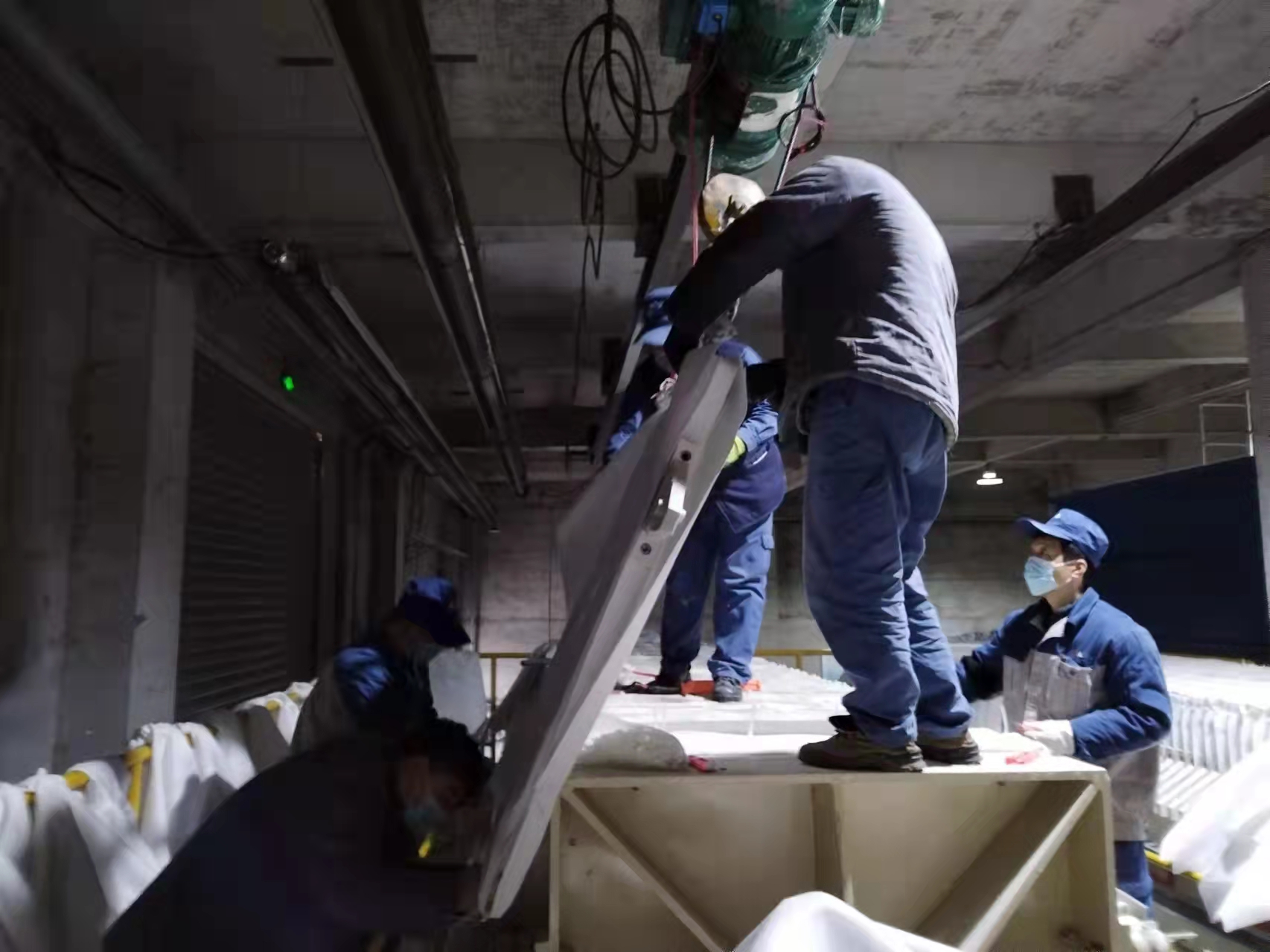 光伏新材料：春寒料峭斗志昂，爭(zhēng)分奪秒換布忙