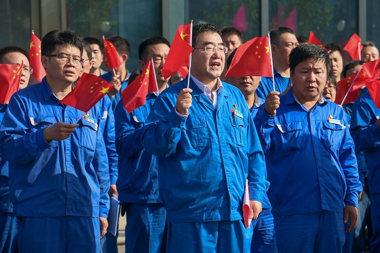 五星紅旗，我愿做你光華中淡淡的一筆——安彩高科舉行 國慶升旗儀式