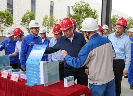打造向上向前第一象限生力軍 錘煉甘于做人做事作難、受苦受累受屈的企業(yè)家隊(duì)伍——河南投資集團(tuán)黨委書記、董事長劉新勇蒞臨安彩高科開展主題教育調(diào)研